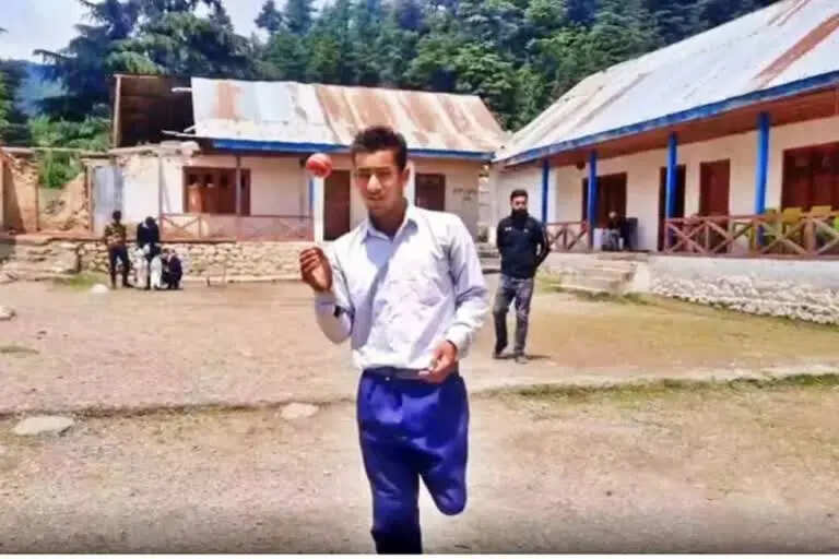 'கால் தான் இல்லை நம்பிக்கை நிறைய இருக்கு' பள்ளிக்கு 2 கி.மீ. குதித்தவாறே செல்லும் சிறுவன்..!!