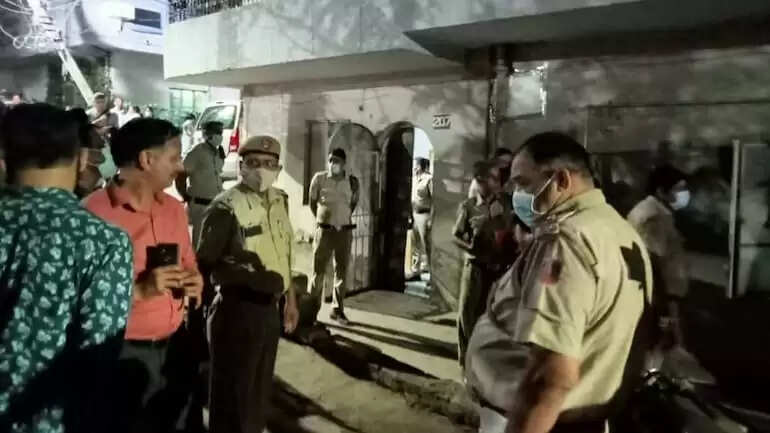 போலீசாருக்கு மரண பயத்தை காட்டிய குடும்பம்..!! தாய் மற்றும் மகள் தற்கொலை செய்து கொள்ள என்ன செஞ்சாங்க பாருங்க..!!