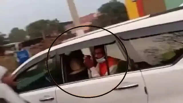 உ.பி.யில் பரபரப்பு..!! ஓட்டு கேட்டு வந்த பாஜக எம்.எல்.ஏ.வை விரட்டியடித்த கிராமத்தினர்..!