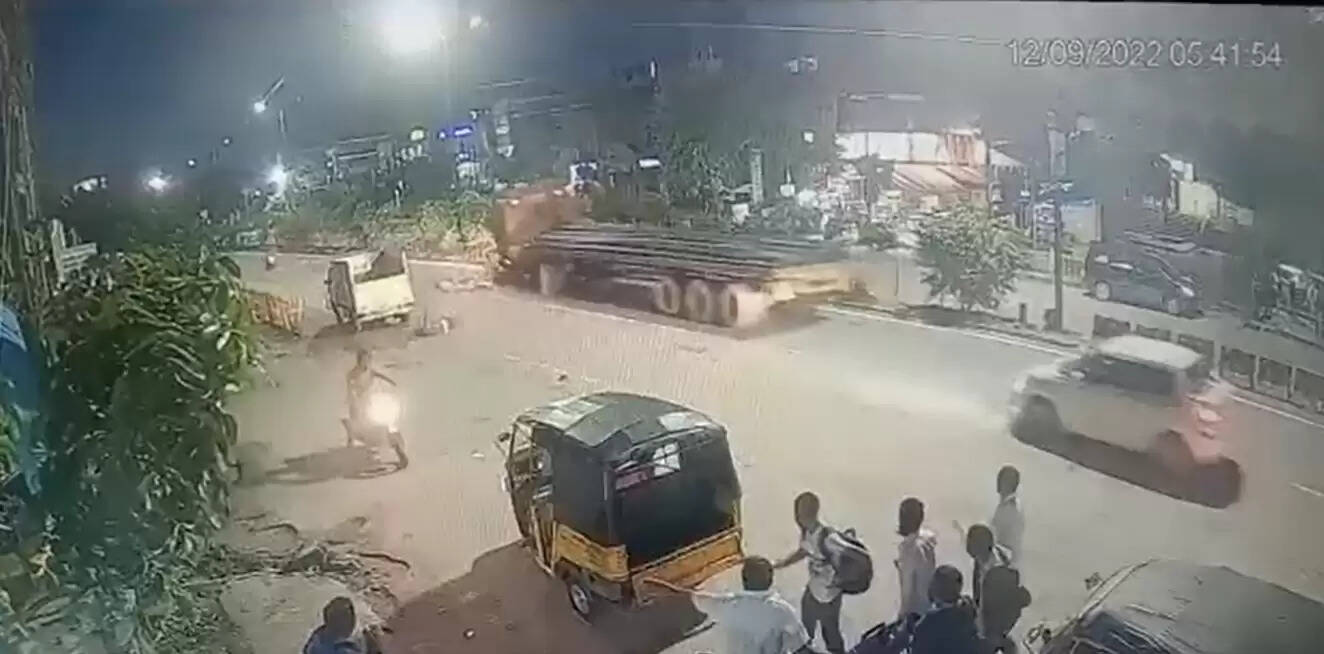 ஒரு சிறிய தவறு.. பைக்கில் வந்த புதுமண தம்பதி மீது ஏறி இறங்கிய லாரி!!