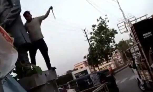 நேரு சிலையை சேதப்படுத்திய கும்பல்.. வைரல் வீடியோவால் அதிர்ச்சி !