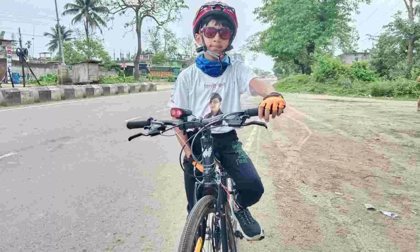 குவியும் பாராட்டுக்கள்..!! தேச ஒற்றுமைக்காக 2,500 கி.மீ சைக்கிள் பயணம் செய்யும் 10 வயது சிறுவன்!!