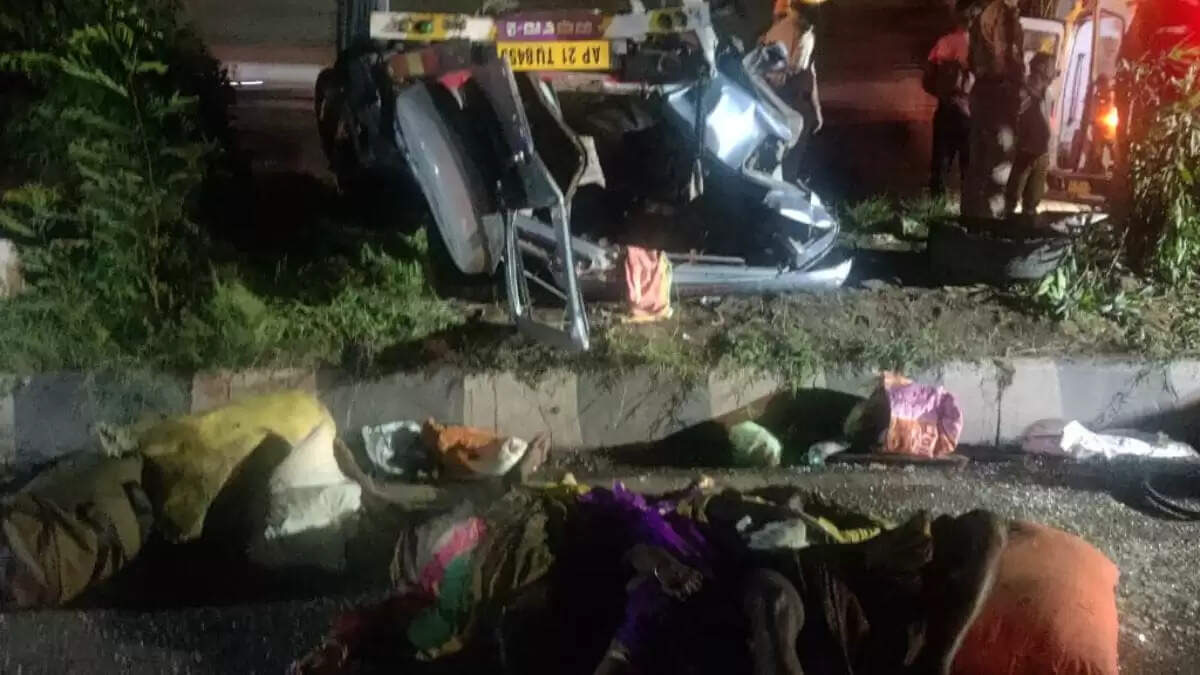 கர்நாடகாவில் லாரி மீது ஜீப் மோதிய விபத்தில் 3 குழந்தைகள் உட்பட 9 பேர் பலி!!