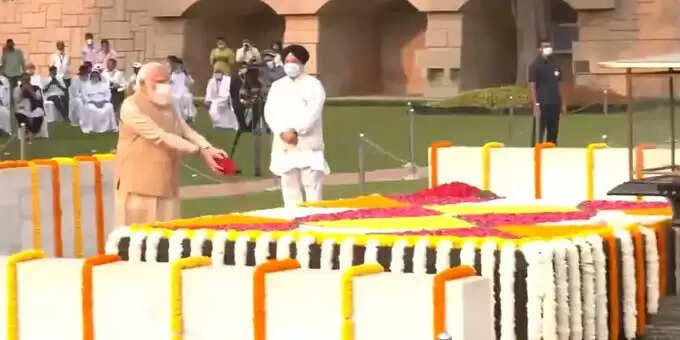 மகாத்மா காந்தியின் 153-வது பிறந்தநாள்; நினைவிடத்தில் தலைவர்கள் மரியாதை..!!