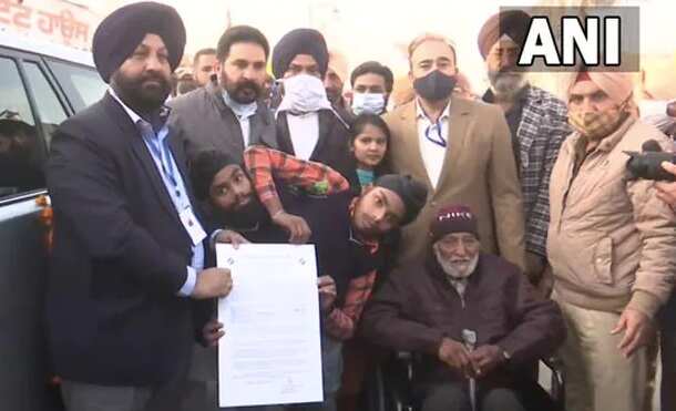 ஒரு உடலில் இரண்டு வாக்குகள்- வாக்களித்த ஒட்டிப்பிறந்த இரட்டையர் !!