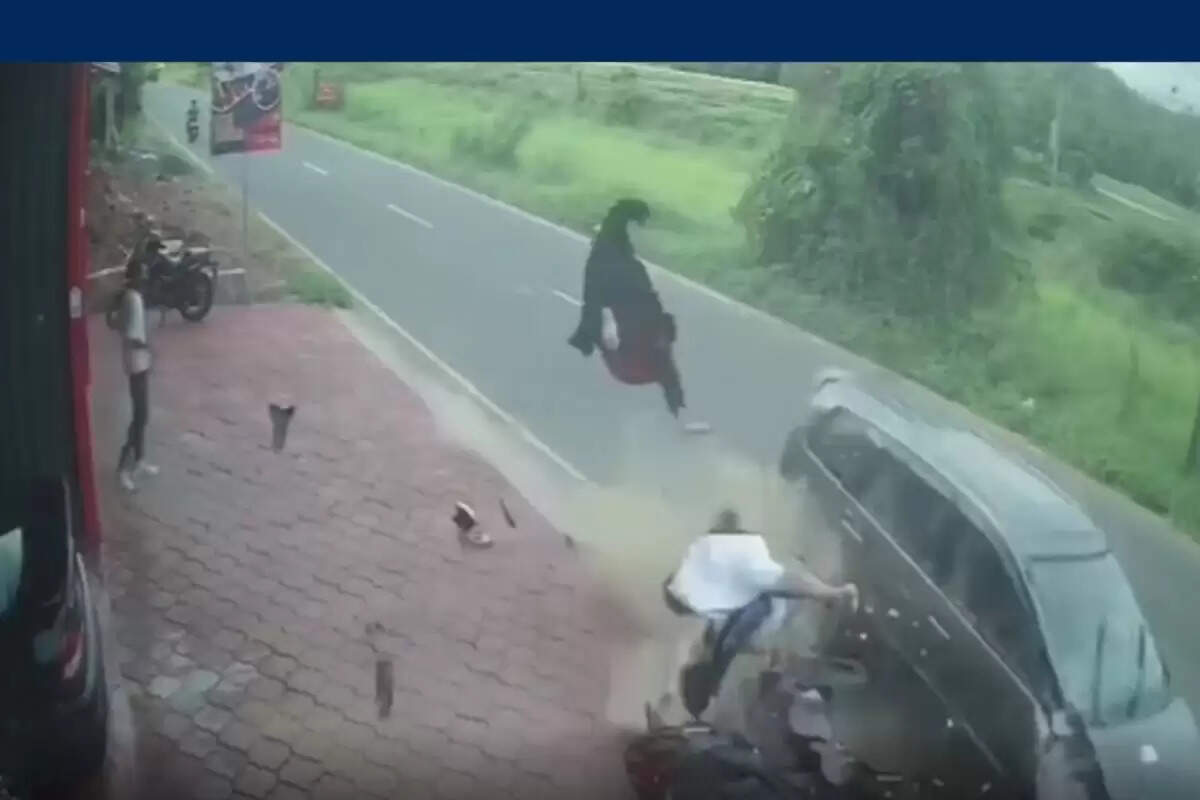 அதிவேகமாக வந்த கார் ஸ்கூட்டர் மீது மோதிய பதைபதைக்கும் சிசிடிவி காட்சி..!!