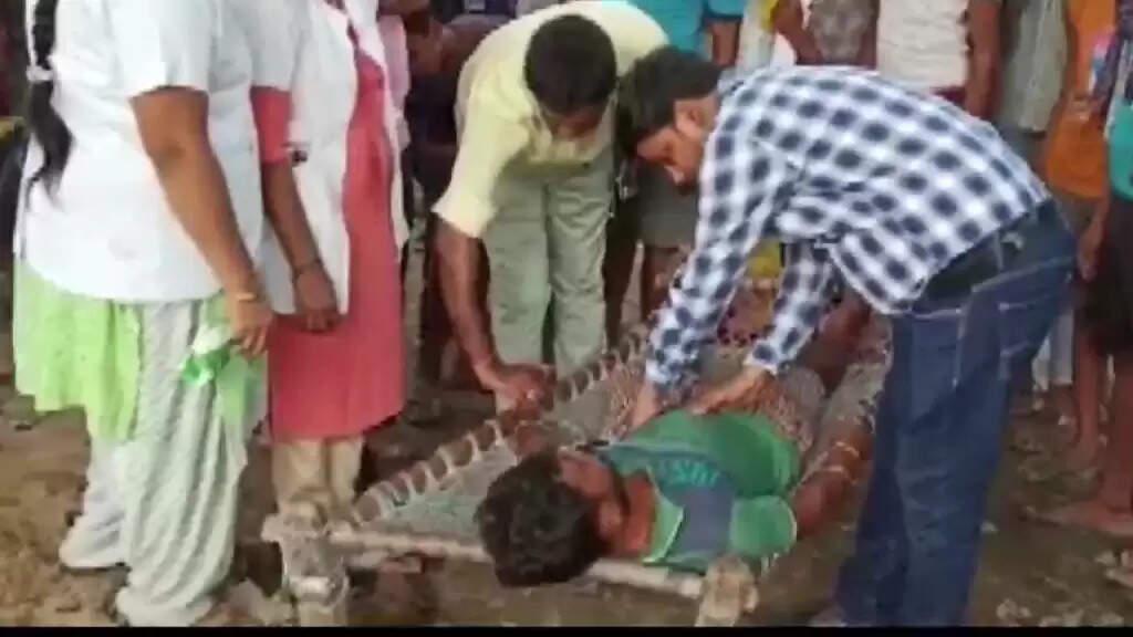 பீகாரில் நடந்த சோகம்..!! கள்ளச்சாராயம் குடித்த 8 பேர் பரிதாப பலி!