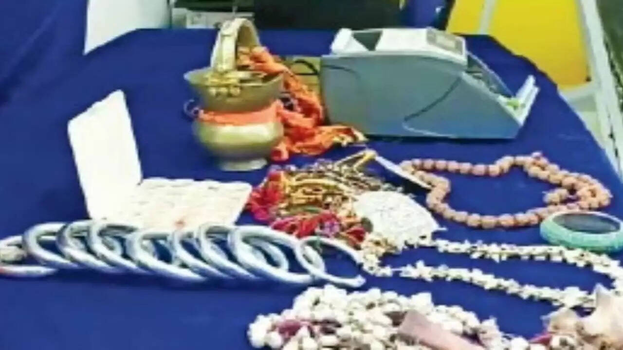 எப்படி எல்லாம் யோசிக்கிறாங்க பாருங்க..!! ரூ. 37 லட்சத்தை ஆட்டைய போட்ட போலி சாமியார்கள்!!