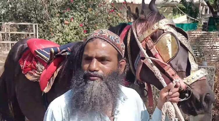 பெட்ரோல் போட்டு மிச்சம் இல்லை.. வேலைக்கு செல்ல சொந்தமாக குதிரை வாங்கிய நபர் !!