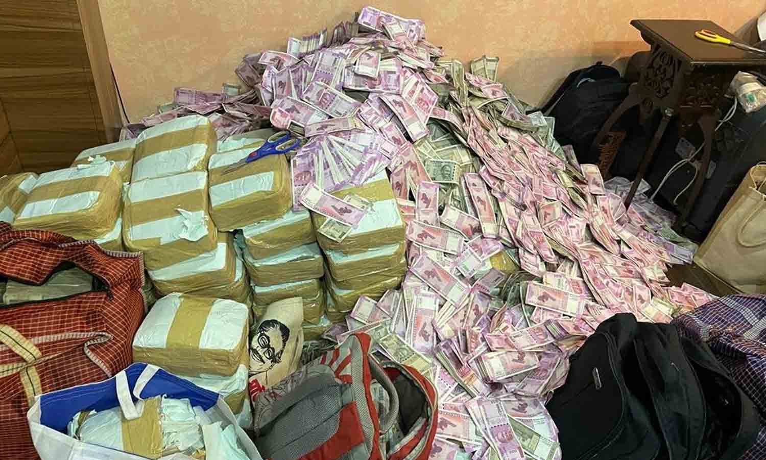 அமைச்சரின் உதவியாளர் வீட்டில் குவியலாக பணம் பறிமுதல் !!