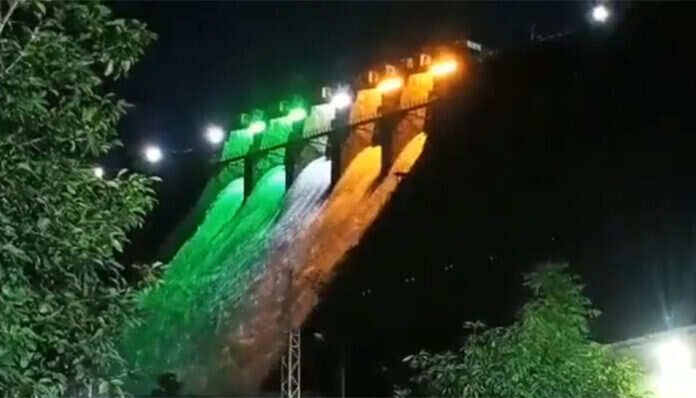 75-வது சுதந்திர தின விழா கொண்டாட்டம்; மூவர்ண கொடியில் மின்னும் வேலூர் கோட்டை ..!!