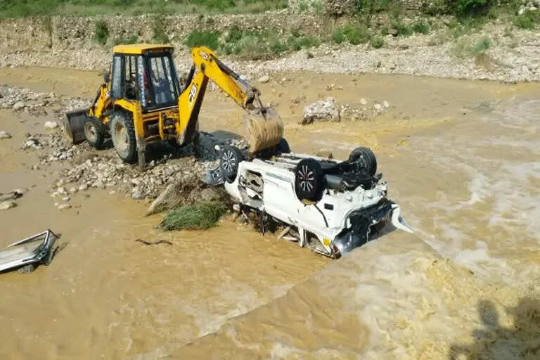 உத்தரகாண்ட் வெள்ளத்தில் அடித்துச் செல்லப்பட்ட கார்... 9 பேர் பலி..!!