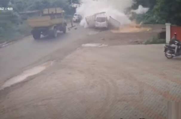 ஓடும் மினி லாரியில் ஆக்சிஜன் சிலிண்டர் வெடித்து விபத்து- பரபரப்பு வீடியோ !!