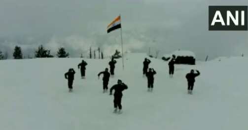 ரத்தத்தை உறையை வைக்கும் குளிர்.. ராணுவ வீரர்கள் வீர நடனம்.. வைரல் வீடியோ !