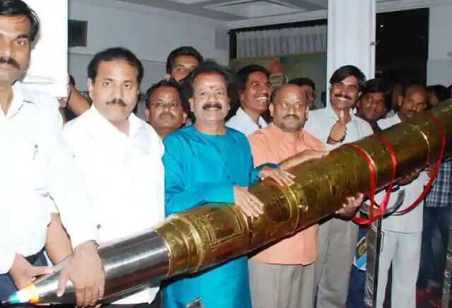 உலகின் மிக பெரிய பேனாவை உருவாக்கி இந்தியர் கின்னஸ் சாதனை..!!