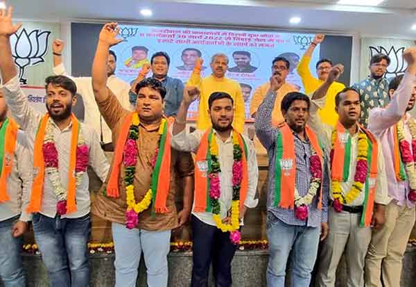 சர்ச்சை.. டெல்லி முதல்வர் வீட்டை தாக்கிய பாஜகவினருக்கு கட்சி சார்பில் பாராட்டு விழா !!