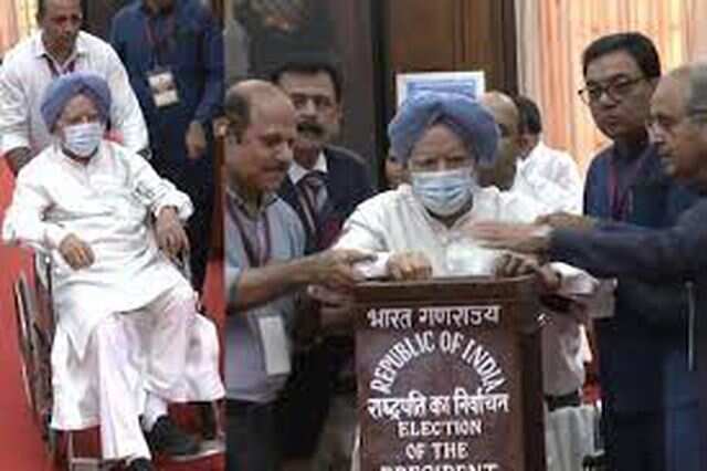 சக்கர நாற்காலியில் வந்து வாக்களித்தார் முன்னாள் பிரதமர் மன்மோகன் சிங்!