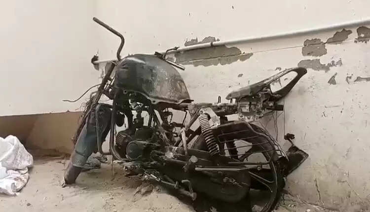 ரயில் தண்டவாளத்தில் பற்றி எறிந்த பைக்..!!