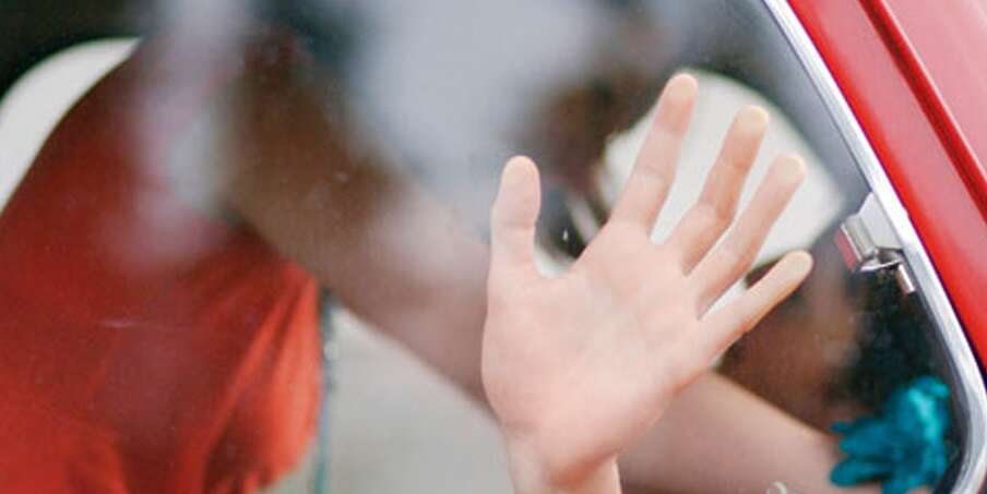 சவாரி ரத்து.. பெண்ணுக்கு ஆபாச படம் அனுப்பிய கால் டாக்சி ஓட்டுநர் !!