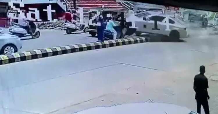 சிக்னலுக்காக காத்திருந்த வாகனங்கள் மீது புயல் வேகத்தில் மோதி கார்.. பதறவைக்கும் வீடியோ !