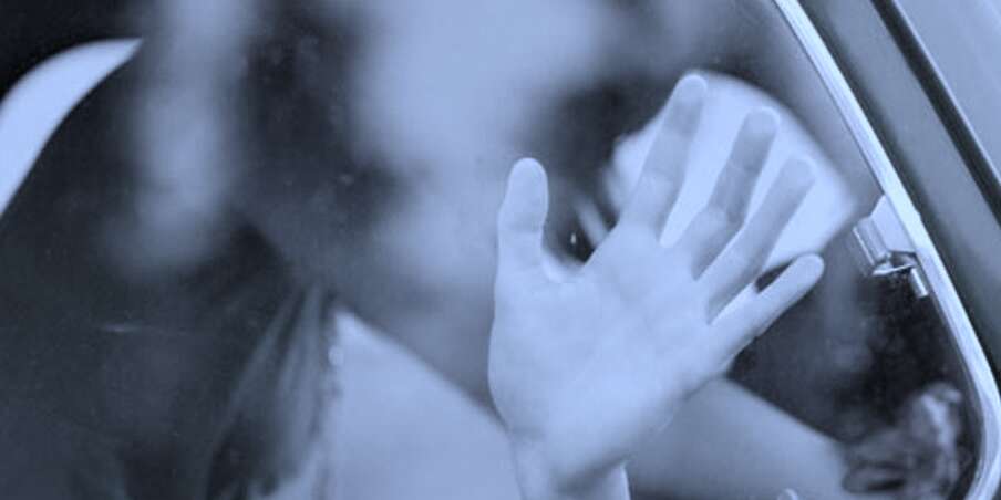 கொடூரம்.. ஓடும் காரில் தாய், 6 வயது மகள் பாலியல் வன்கொடுமை !!