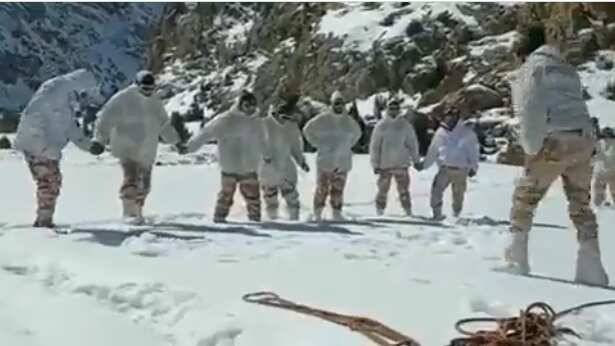 இமயமலை எல்லையில் கபடி விளையாடும் ராணுவ வீரர்கள்- வீடியோ வைரல் !!