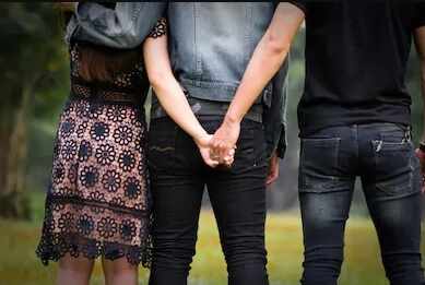 மாமியாருடன் ஓட்டம் பிடித்த மருமகன்.. போலீசில் புகார் கொடுத்த மனைவி !