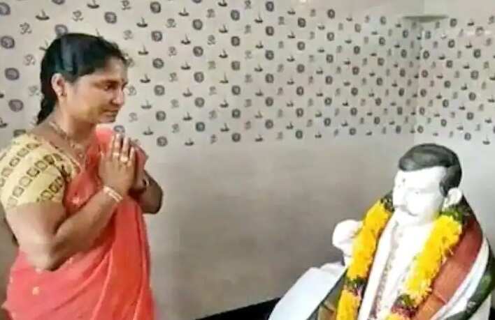 கணவருக்கு கோவில் கட்டி வழிபாடு நடத்தும் மனைவி.. ஒவ்வொருவரையும் நெகிழ வைக்கும் நிகழ்வு !!