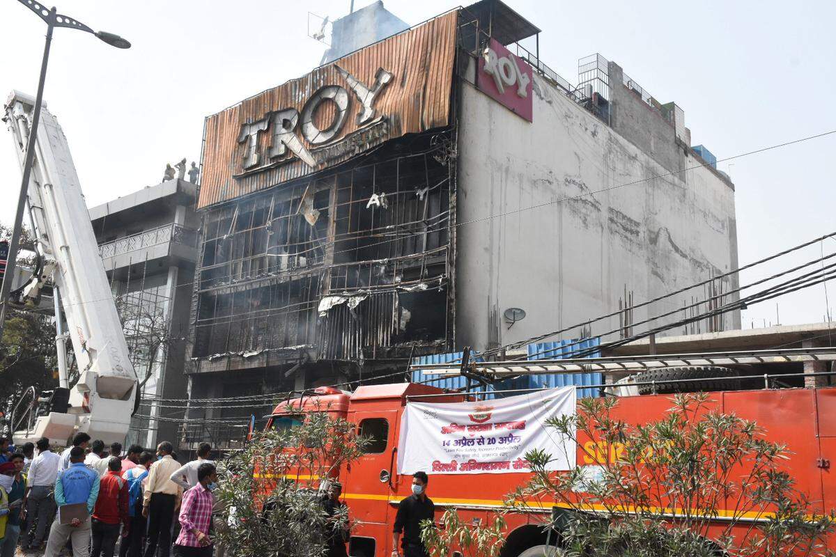 வெடித்து சிதறிய சிலிண்டர்.. ஹோட்டலில் இருந்த 13 பேர் படுகாயம் !!