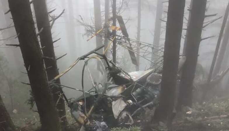 திடீரென கீழே விழுந்து நொறுங்கிய ராணுவ ஹெலிகாப்டர்.. விமானிகள் உயிரிழப்பு !!