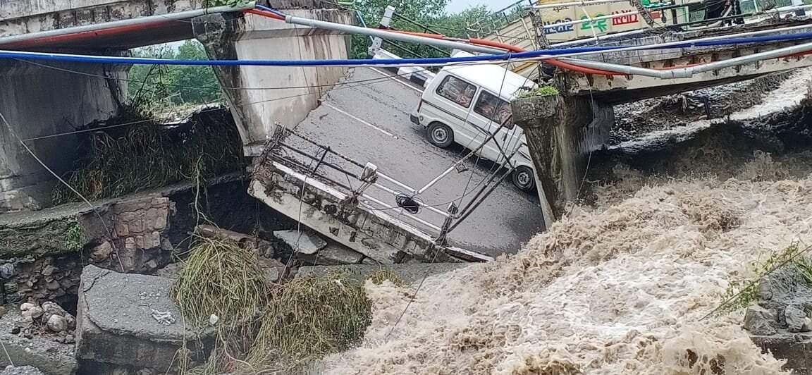 தொடர் மழையால் பாலம் இடிந்ததால் ஆற்றுக்குள் பாய்ந்த வாகனங்கள்.. அதிர்ச்சி வீடியோ !