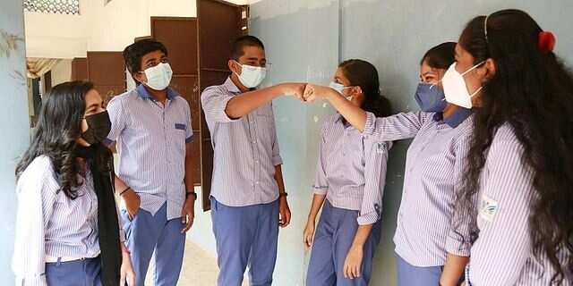 மாணவ, மாணவிகளுக்கு பாலின பாகுபாடு அகற்ற சீருடை அறிமுகம்.. அசத்திய அரசு பள்ளி !