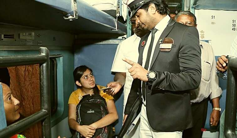 ரயிலில் ஓசி பயணம்.. ரூ.126 கோடி அபராதம் விதித்த அதிகாரிகள் !!