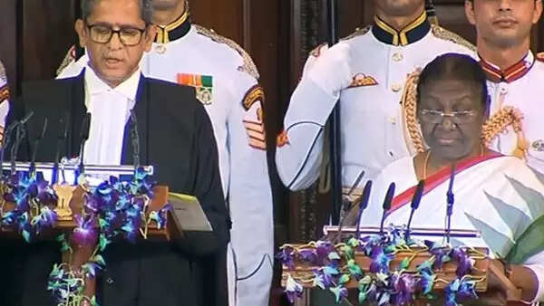 15-வது குடியரசுத் தலைவராக பதவியேற்றார் திரௌபதி முர்மு!!