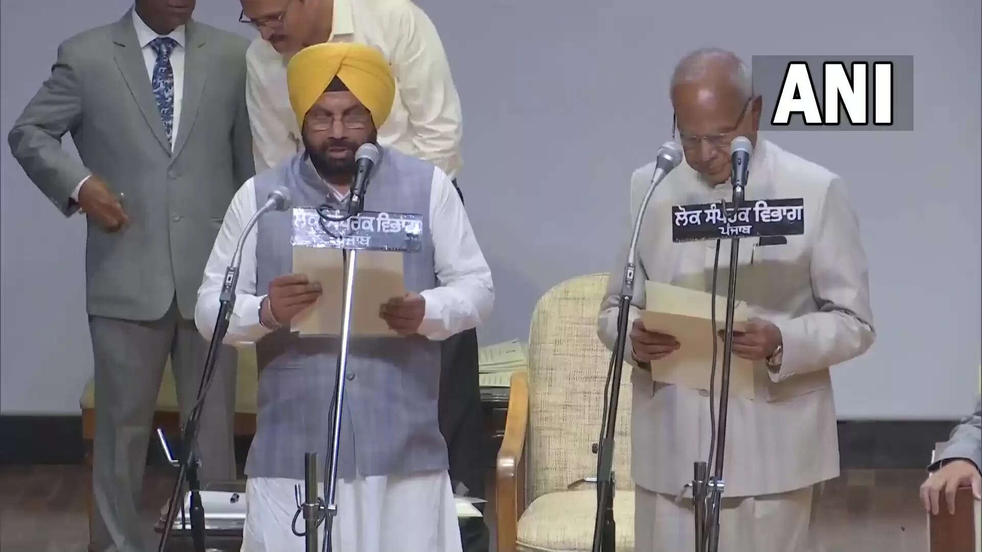 பஞ்சாப் அமைச்சரவையில் ஒரு பெண் உள்பட 10 எம்.எல்.ஏ.க்கள் அமைச்சர்களாக பொறுப்பேற்பு!!