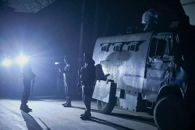 ரோந்து வாகனம் மீது பயங்கரவாதிகள் தாக்குதல்: போலீசார் இருவர் பலி, 5 பேர் கவலைக்கிடம் !!