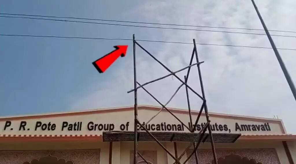 பாஜக முன்னாள் அமைச்சரின் கல்லூரியில் மின்சாரம் தாக்கி 4 பேர் பலி!!