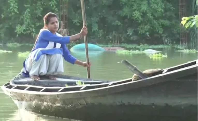 தன்னந்தனியே படகில் பள்ளிக்கு செல்லும் மாணவி!