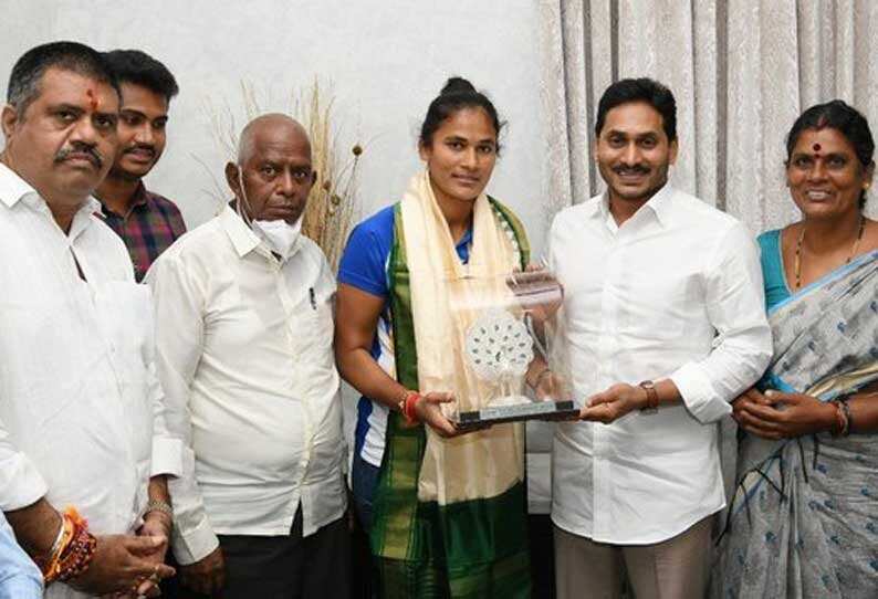 ஒலிம்பிக்கில் பங்கேற்ற ஹாக்கி வீராங்கனை; ரூ.25 லட்சம் வழங்கினார் முதல்வர்..!