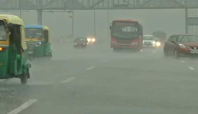 19 ஆண்டுகளில் இல்லாத அளவில் கொட்டிய மழை.. மிதக்கும் டெல்லி !!