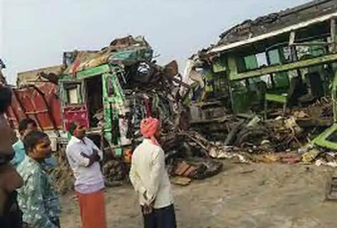 உ.பி.யில் சோகம்.. லாரி மீது பஸ் மோதல்: 12 பேர் பலி..!