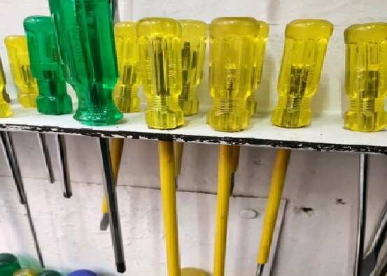 தந்தையின் நெஞ்சில் ஸ்க்ரூ டிரைவரை இறக்கிய மகன்.. பின்னர் நடந்த விபரீதம் !!