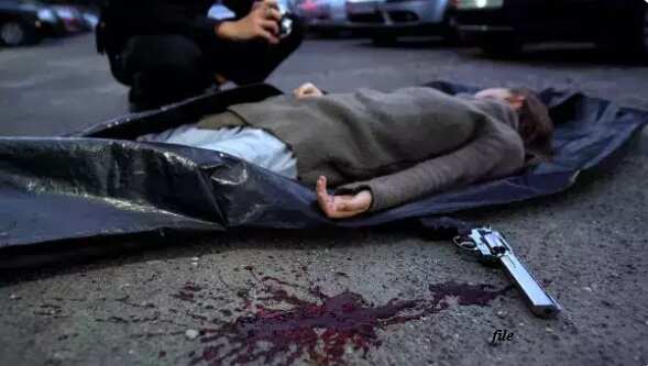 மனைவியுடன் பைக்கில் சென்ற தொழிலதிபர் சுட்டுக்கொலை.. பட்டப்பகலில் பயங்கரம்