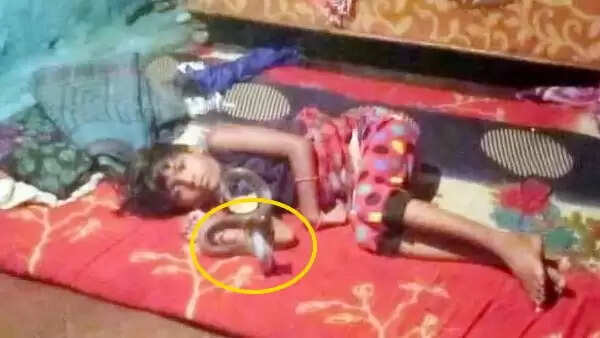 படுத்திருந்த சிறுமியின் கழுத்தை 2 மணி நேரம் சுற்றிய பாம்பு..!