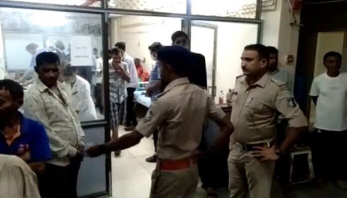 #BREAKING:- பூரண மதுவிலக்கு இருக்கும் குஜராத்தில் கள்ளச்சாராயம் குடித்த 18 பேர் பலி..!!