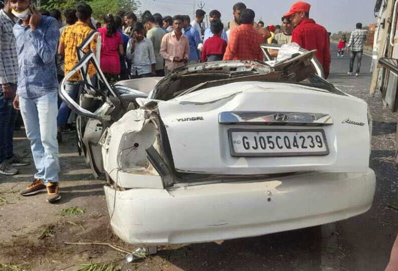 பயங்கர சத்தத்துடன் கார் டயர் வெடித்து விபத்து... 5 பேர் உடல் நசுங்கி பலி..!