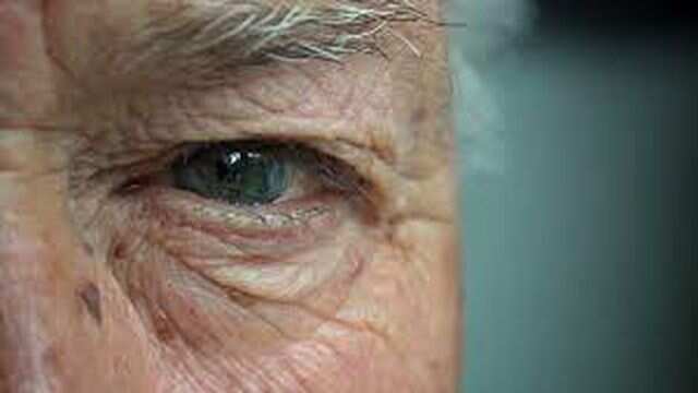 அட்டை என நினைத்து கண்ணை பிடுங்கி எறிந்த முதியவர்.!