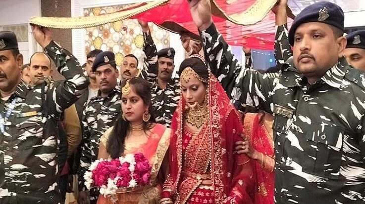புல்வாமா தாக்குதலில் உயிரிழந்த வீரரின் சகோதரி திருமணம்.. நெகிழ்ச்சியை ஏற்படுத்திய சிஆர்பிஎஃப் !