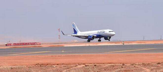 ஏர்போர்ட்டில் பரபரப்பு.. இரு விமானங்களின் மோதல் நூலிழையில் தவிர்ப்பு !