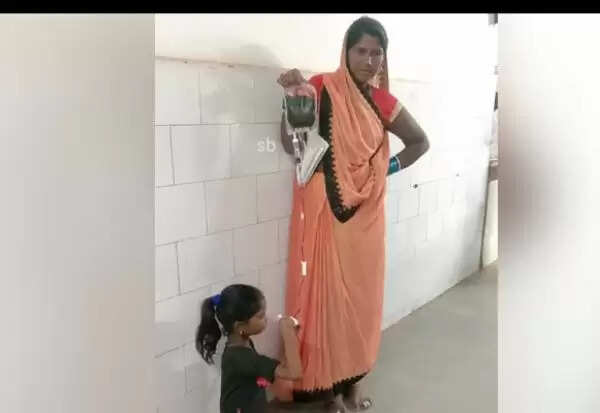 படுக்கை காலியாக இல்லை..சிறுமியை தரையில் அமர வைத்து ரத்தம் ஏற்றிய மருத்துவ பணியாளர்கள்!!